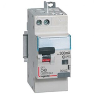 Disjoncteur différentiel dx³4500 arrivée haute vis et départ haut automatique u+n 230v~ - 40a typeac 300ma - 2 modules. disponible abidjan cote d'ivoire.
