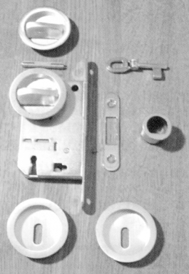 Kit complet pour coulissant axe 50 bdc + clé chromé mat​ ​. disponible abidjan cote d'ivoire.